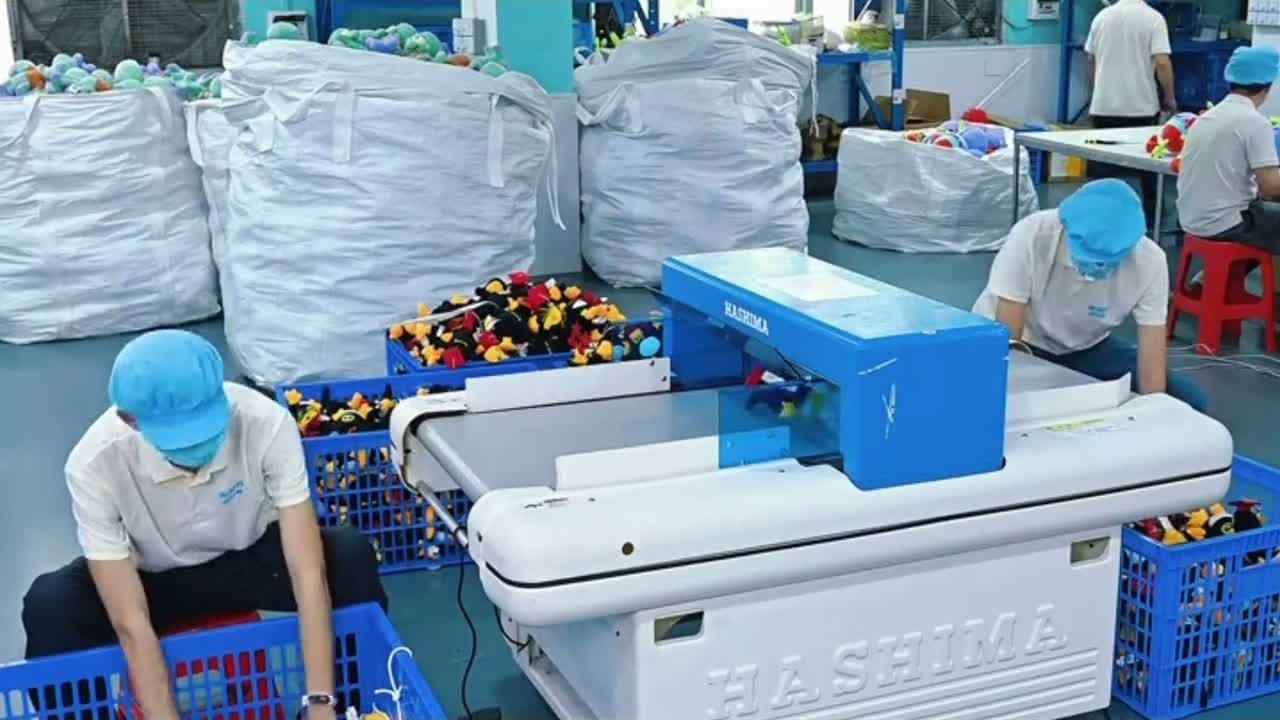 Qualitätskontrolle individueller Plüschtiere in der Fabrik