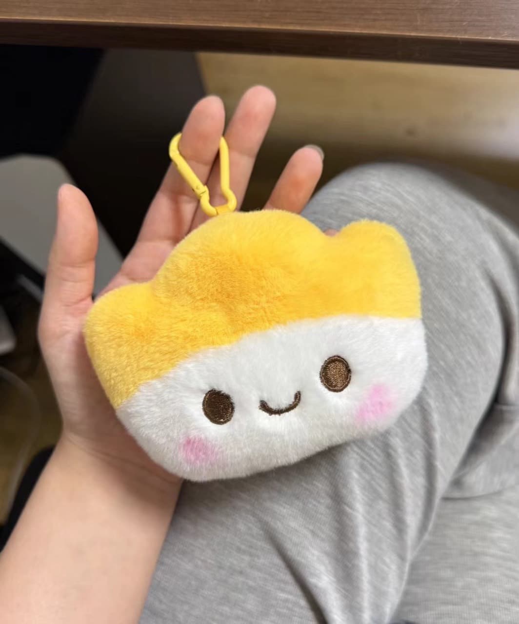 Llavero de peluche con forma de empanadilla sostenido en la mano