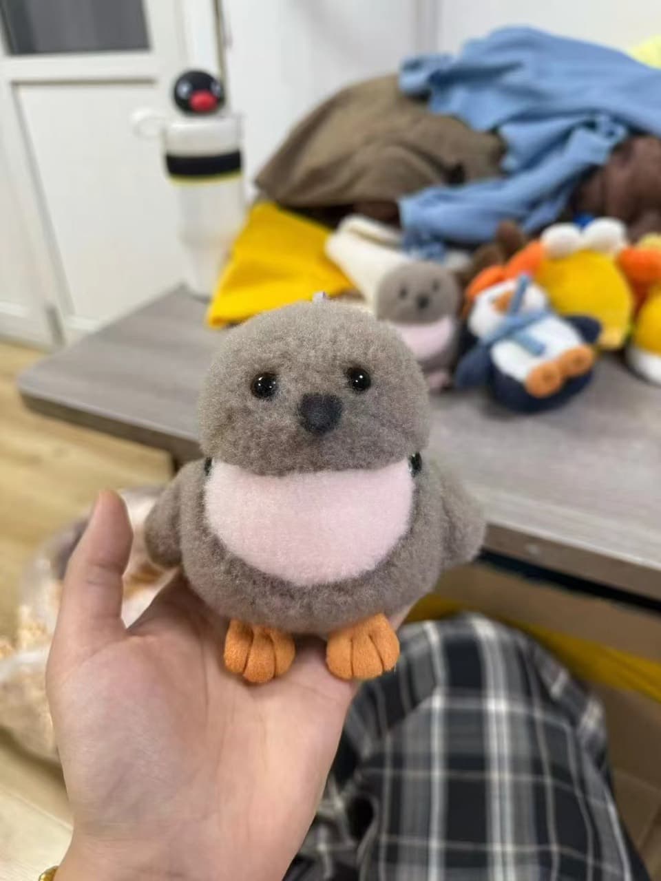 Peluche esponjoso de pájaro con pelaje detallado
