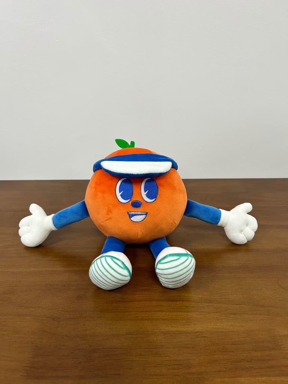 바이저와 운동화를 착용한 커스텀 과일 마스코트 봉제인형