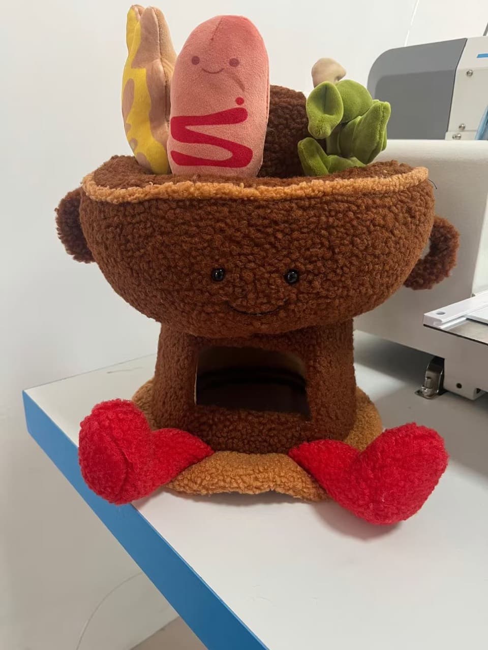 Peluche de novedad con forma de olla caliente con ingredientes