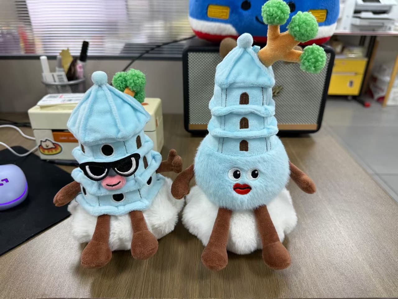 Par de peluches de novedad con forma de pagoda