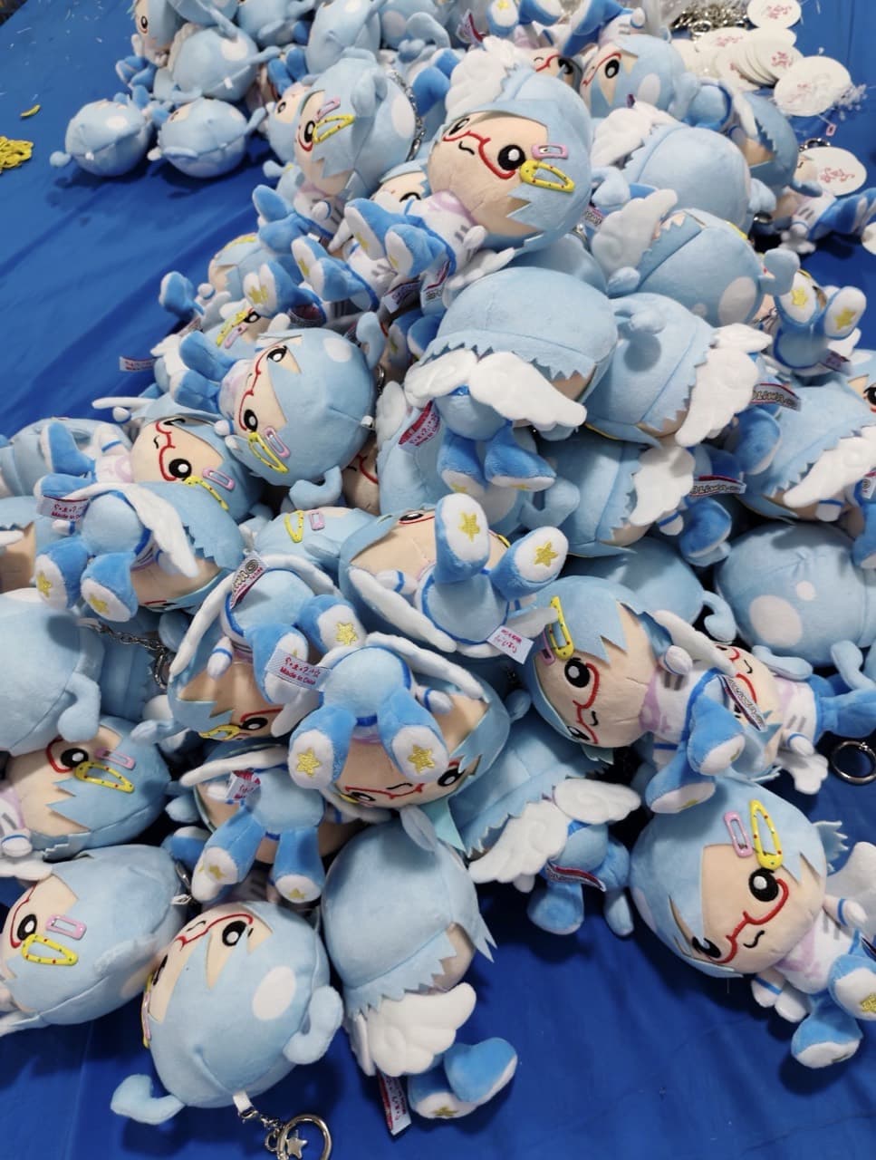 Llaveros de peluche personalizados en producción en serie en la fábrica