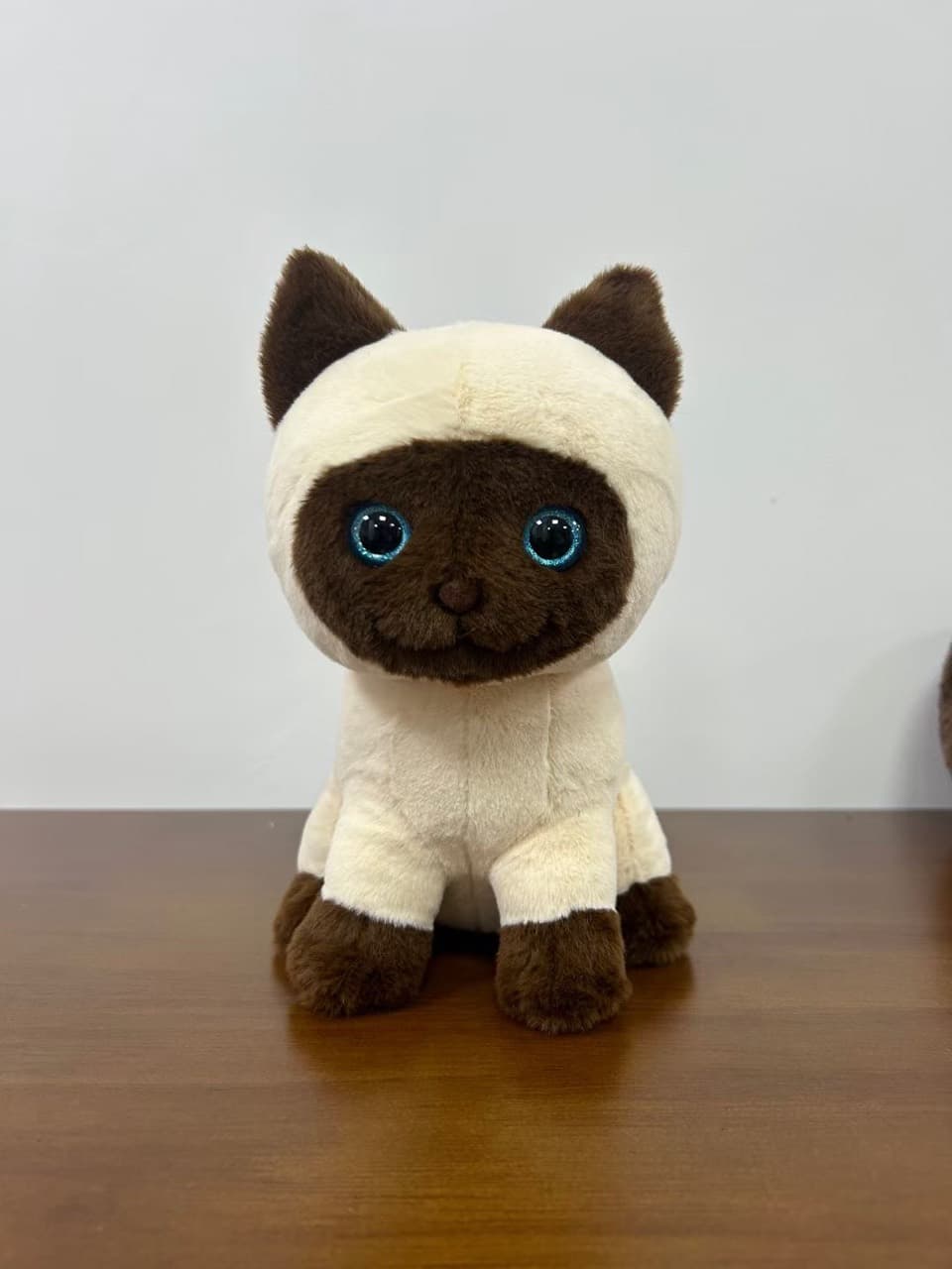 Peluche de gato siamés crema con ojos azules